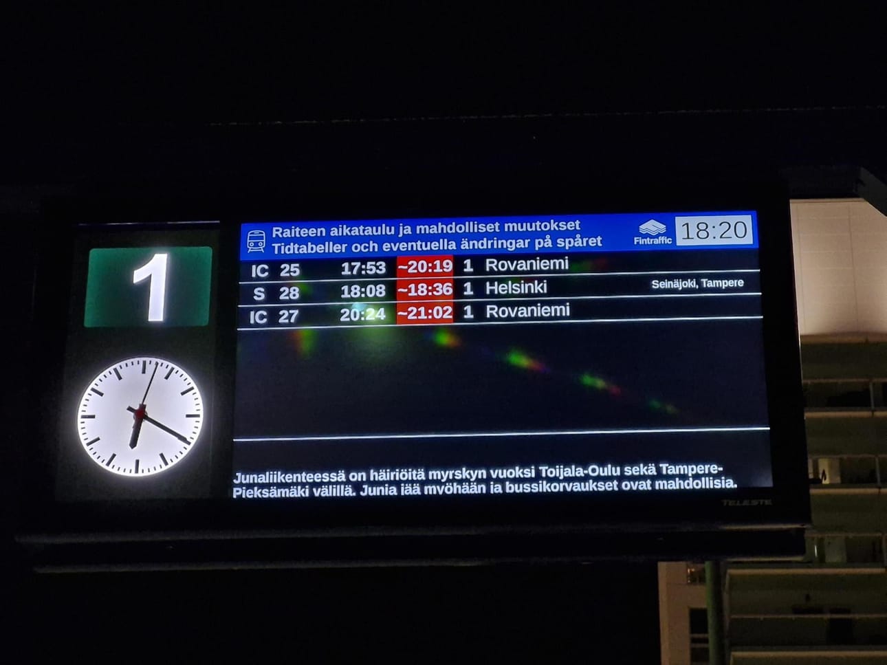Junaliikenne myöhästeli pahoin erityisesti sunnuntaina. Myös maanantaina osa junista kulkee aikataulustaan myöhässä.