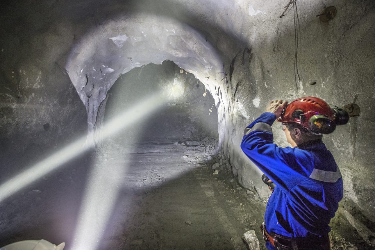 Tunneli, josta Pyhäsalmi Mine Oy:n kaivoksessa louhitaan malmia nyt, on saanut nimensä päägeologi Timo Mäen mukaan. Mäki on tässä uudessa louhoksessa, josta on alkamassa koneellinen automaattilastaus.