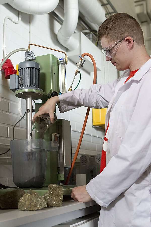 Mineraalitekniikan laboratorio on Oulu Mining Schoolissa opiskelevalle Arto Laukalle tuttu paikka. Tulevaisuudessa hän haluaisi työskennellä rikastustekniikan parissa esimerkiksi Outotecilla tai Metsolla.