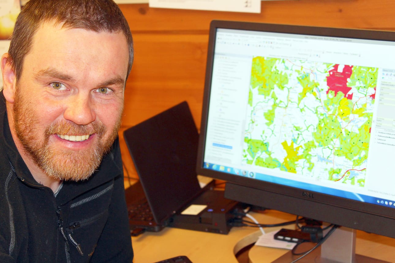 Metsähallituksen Koillismaan tiimiesimies Rami Nissemalla on kartallaan runsaasti vanhoja talviteitä, joita ovat pikkuhiljaa parannetaan kesäkelpoisiksi.