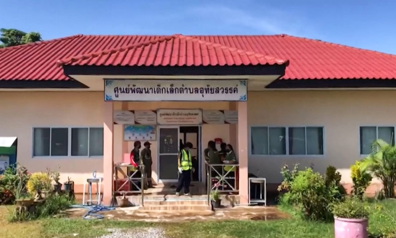 Aseistautunut mies tunkeutui päiväkotiin torstaina Nong Bua Lam Phun provinssissa. LEHTIKUVA/AFP/THAI PBS