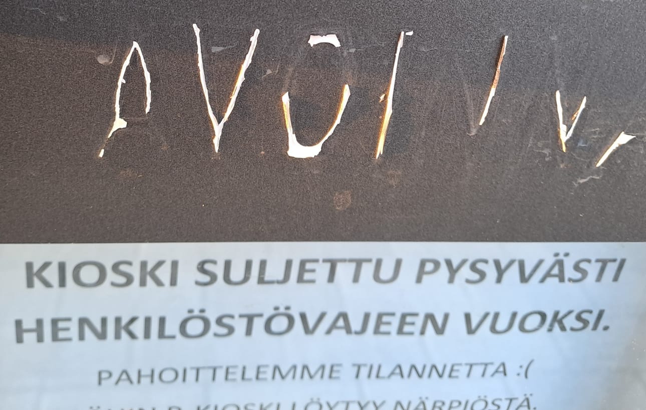 Oveen kiinnitetty lappu.