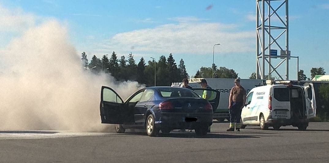 Kalevan lukija nappasi kuvan tuleen syttyneestä autosta Ruskossa.