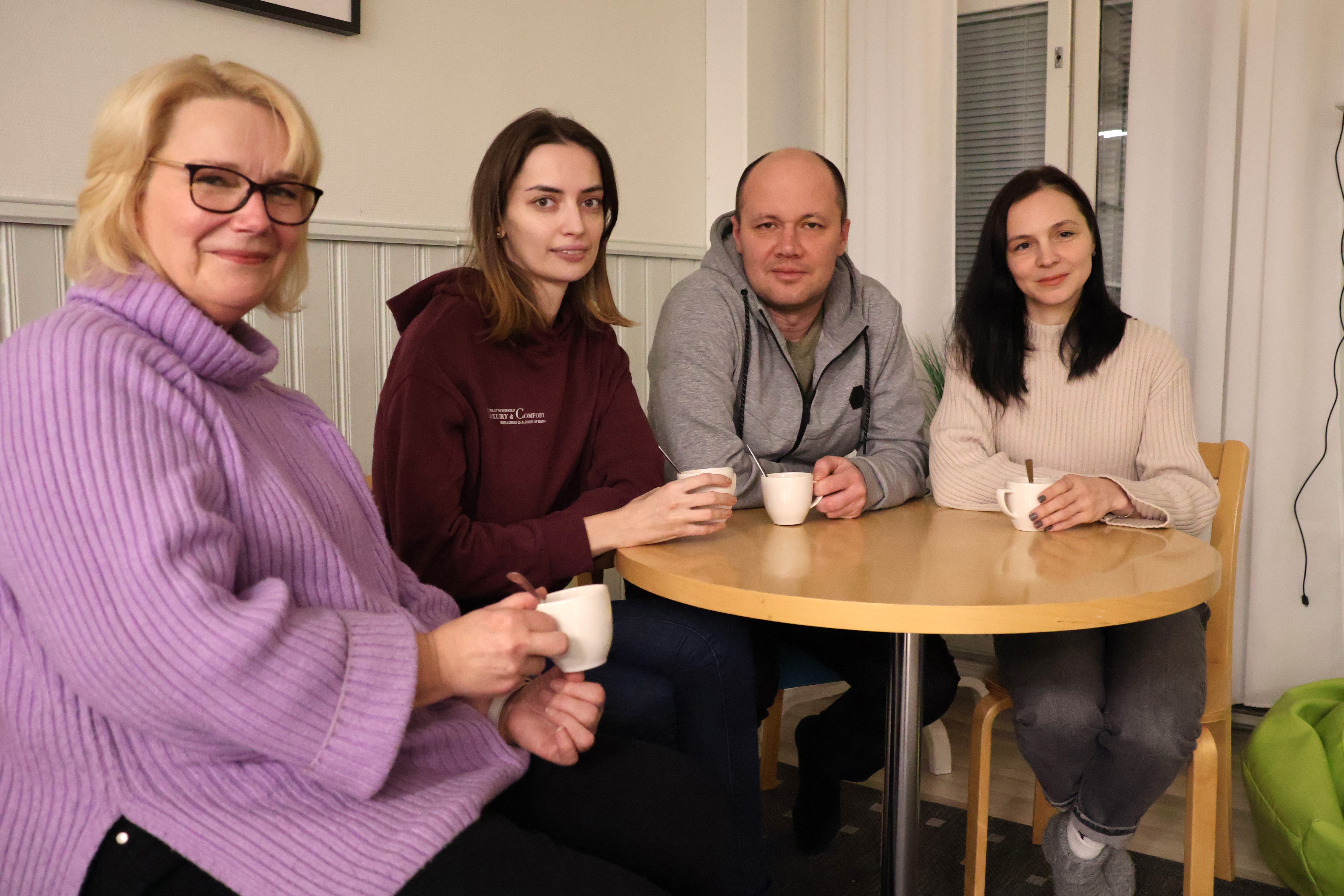 Sanavarastoa kartutetaan kahvikupin ääressä