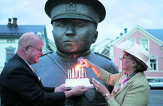 Toripolliisineuvoston puheenjohtaja Ilkka Lantto ja sihteeri Ritva Tienari onnittelivat 20-vuotiasta päivänsankaria vuonna 2007. Arkistokuva.