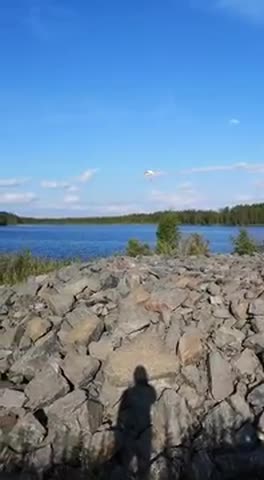 Helikopteri hakee vettä metsäpalon sammutukseen Raahessa