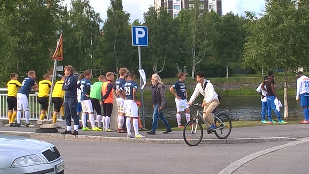 Ottelun pelaajat poistuivat stadionilta pelivarusteet päällä.