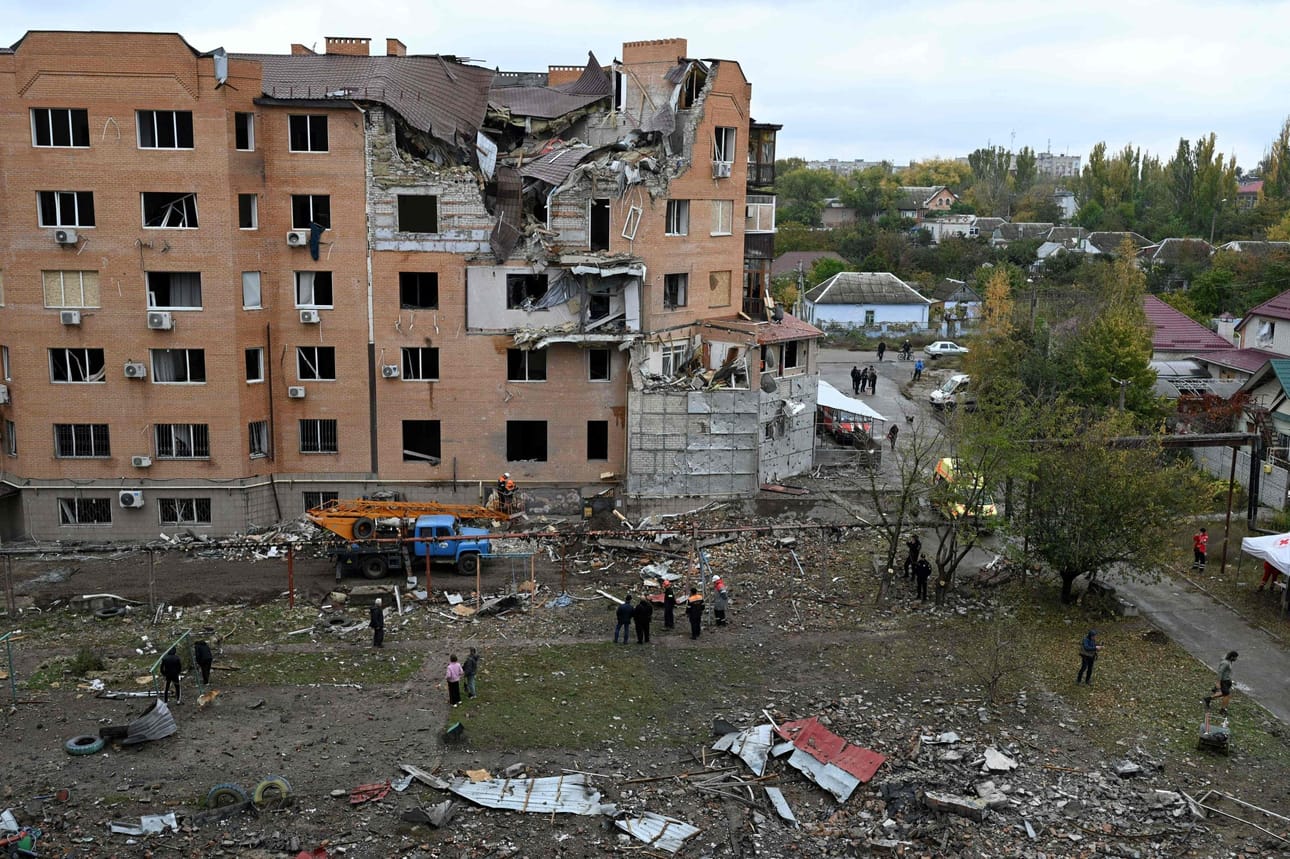 Raketti-iskussa vaurioitunut rakennus Ukrainan Mykolaivissa. LEHTIKUVA / AFP