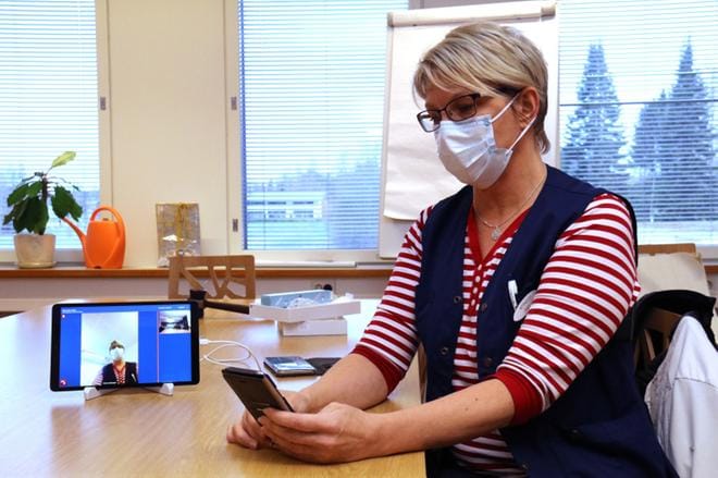 Kuntayhtymä Kaksineuvoisen lähihoitaja Tuija Puiras on ehtinyt saada runsaasti kokemusta etäkäynneistä. – Mitä enemmän teen töitä tämän laitteen kanssa, sitä enemmän tähän uskon. ARKISTOKUVA: ANU NAHKALA