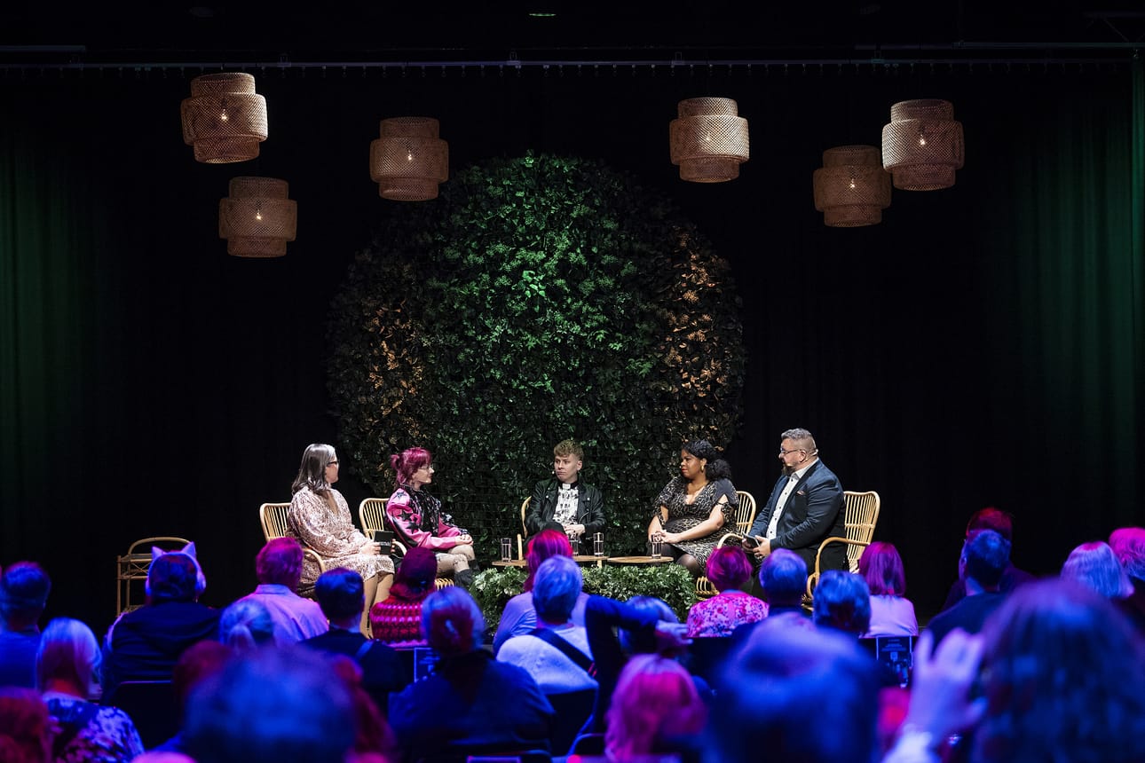 PikiTalkin vieraskattaus lokakuussa 2025. Roni Liedes, Petja Kopperoinen, Fatim Diarra, sekä reunoilla juontajat Anu-Maarit Moilanen ja Sauli Pahkasalo.