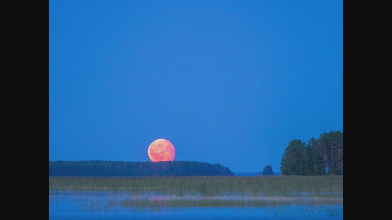 Elokuun oranssi kuu nousee Säräisniemen takaa