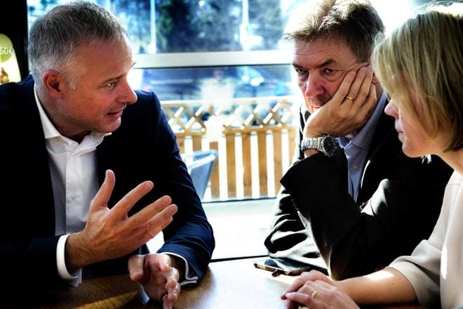 Ruotsalaisen akkuyhtiö Northvoltin hallituksen puheenjohtaja Carl-Erik Lagercrantz ja sijaintipaikan valinnan valmistelusta vastaavat Peter Nygårds sekä Malin Fuglesang vierailivat maanantaina Vaasassa. Kuva: Eetu Sillanpää