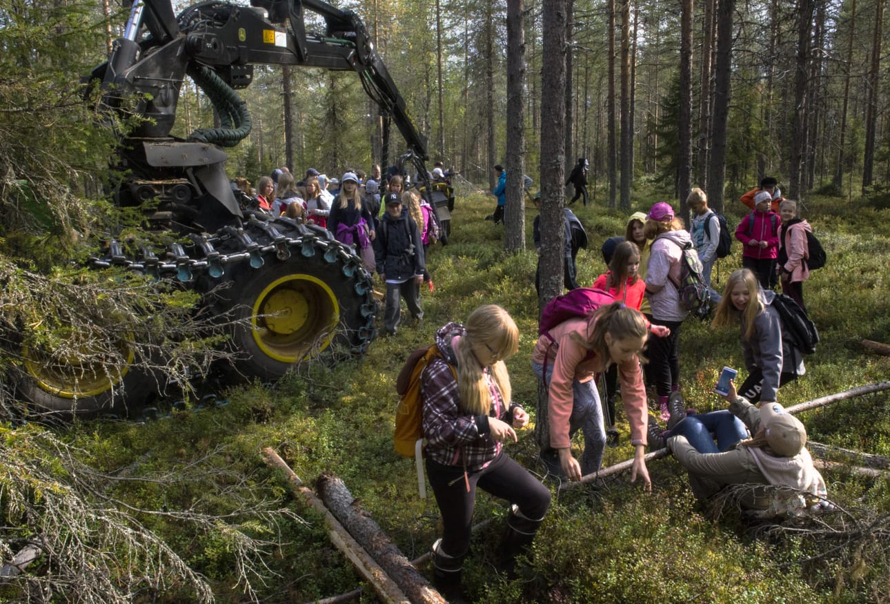 Kuutosluokkalaiset joutavat selfienkin ottoon.