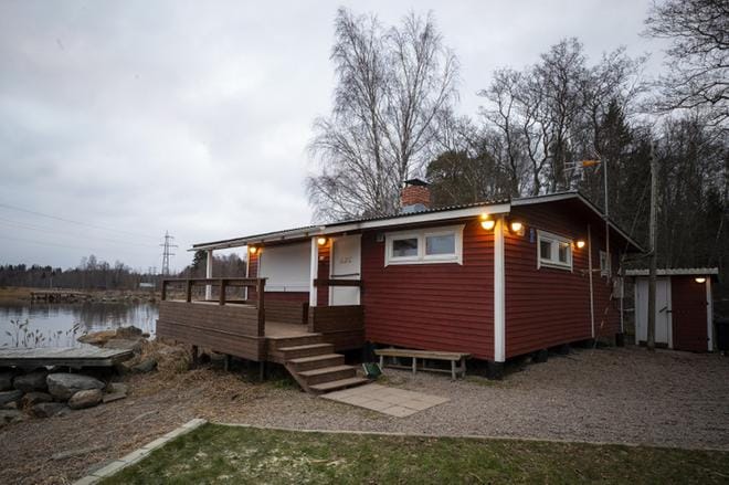 Välikohtaus sattui myöhään lauantai-iltana Akademisk Boll Clubin omistamalla tilaussaunalla Vaskiluodossa. Tiistaina rakennukseen oli jo vaihdettu uusi ovi. KUVA: JARNO PELLINEN