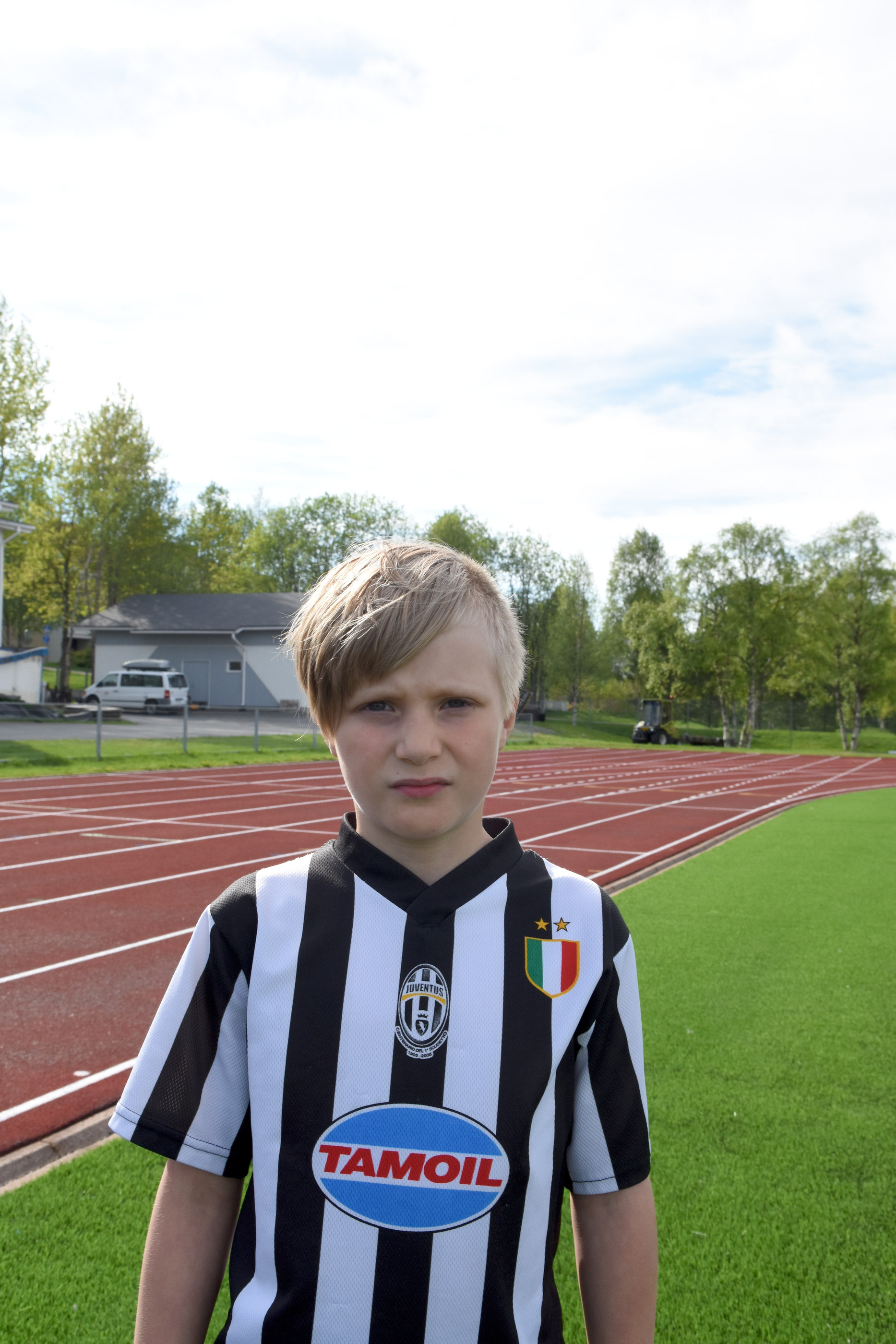1. 2-3 vuotta olen pelannut. Hippoliigassa aloitin.
2. Puolustaminen
3. Barcelona on suosikki. Messi on paras pelaaja.

Joonatan Karinkangas, 8 v.