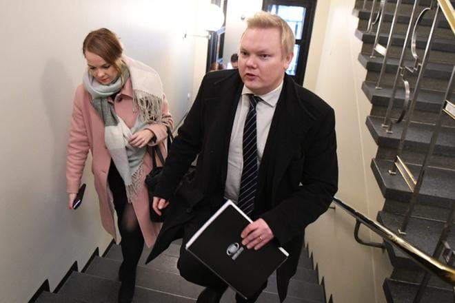 Keskustan puheenjohtaja Katri Kulmuni ja eduskuntaryhmää johtava Antti Kurvinen saapuivat eduskuntaryhmän kokoukseen sen jälkeen, kun olivat käyneet tapaamassa pääministerin tehtävistä tänään luopunutta Antti Rinnettä valtioneuvostossa. KUVA: LEHTIKUVA / JUSSI NUKARI