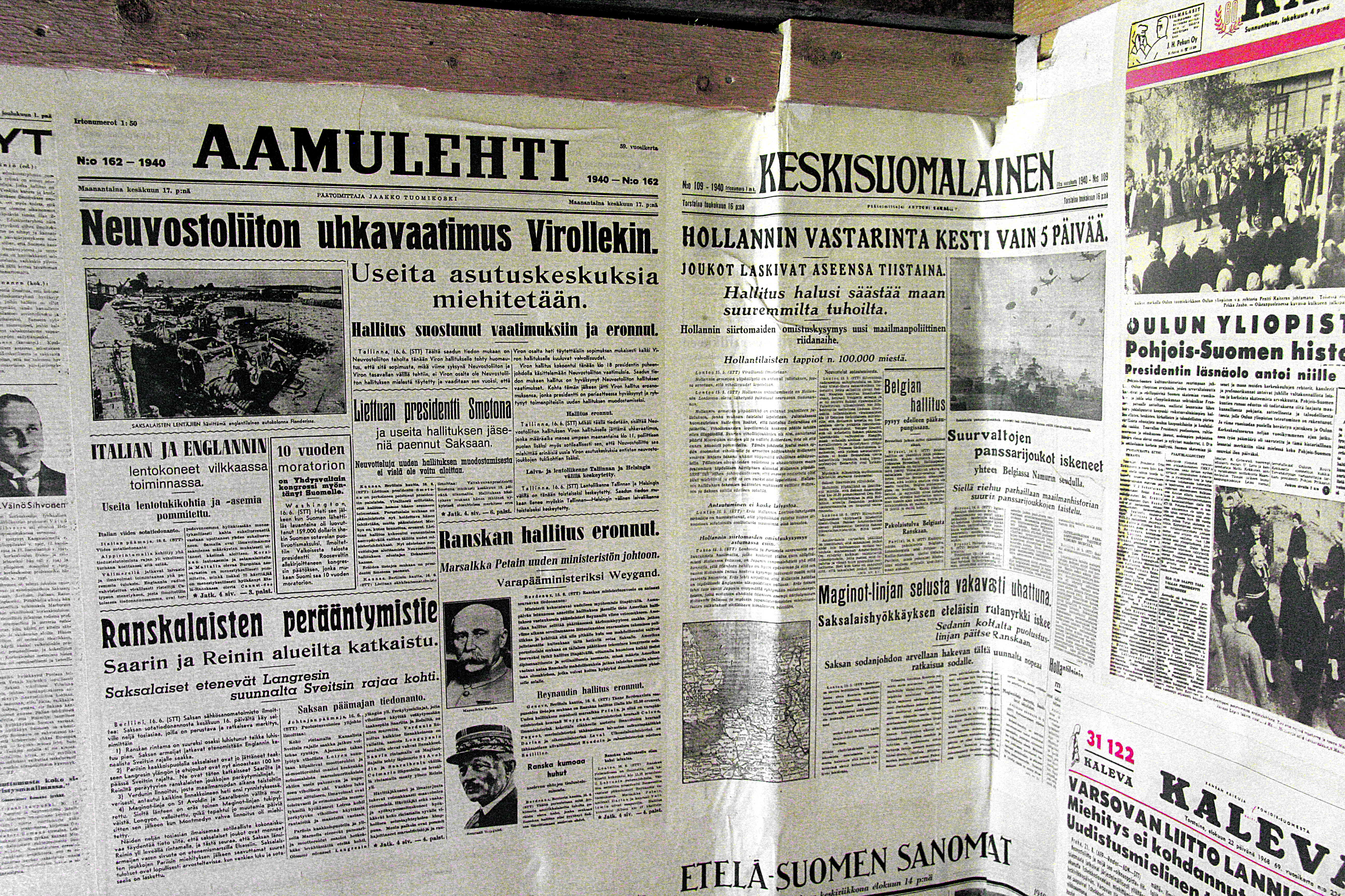 Vanhanajan sanomalehtitapettia seinällä.