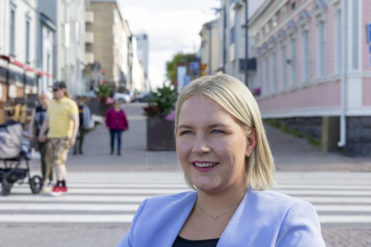 Pia Hiltunen ajautui sosiaalidemokraattien häirintäkohun myrskynsilmään kerrottuaan eduskuntaryhmää johtavan Tytti Tuppuraisen epäasiallisesta toiminnasta.