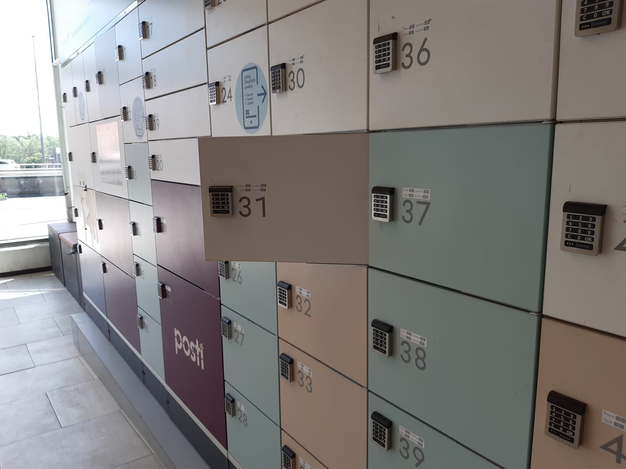 Suomessa lähetetään ja tilataan vuosittain yli 100 miljoonaa pakettia. Pakettiautomaattien suosio on kasvanut erityisesti korona-ajan jälkeen. Kuva: Taru Horsma-aho