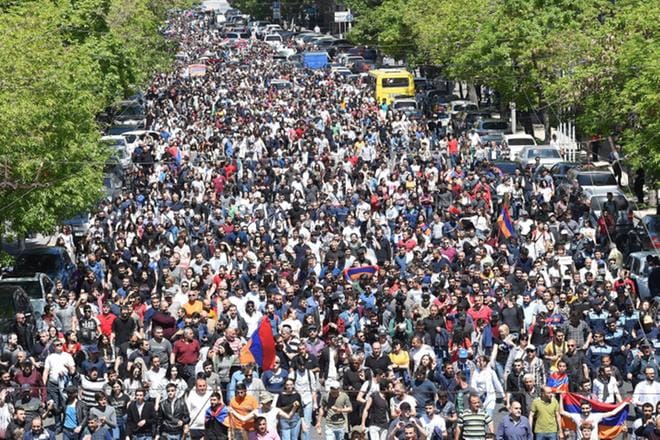 Protestit keräsivät valtavan määrän ihmisiä kaduille vielä keskiviikkona. KUVA: EPA/HAYK BAGHDASARYAN