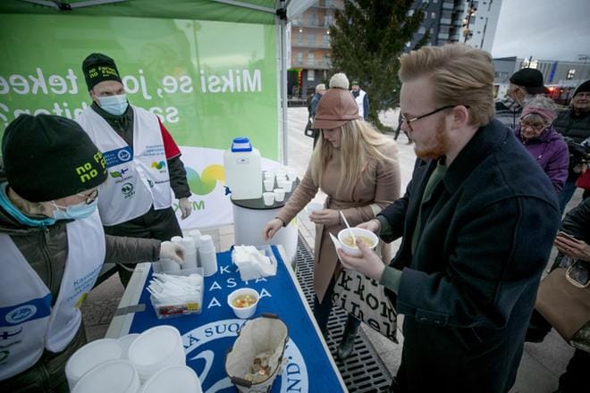 Lapualaiset Susanna Suokko ja Juuso Tynjälä tulivat Seinäjoen toritapahtumaan tukeakseen tuottajia. Keittoa annostelivat Seija Vierula ja Ari Perälä. KUVAT: JAAKKO ELENIUS