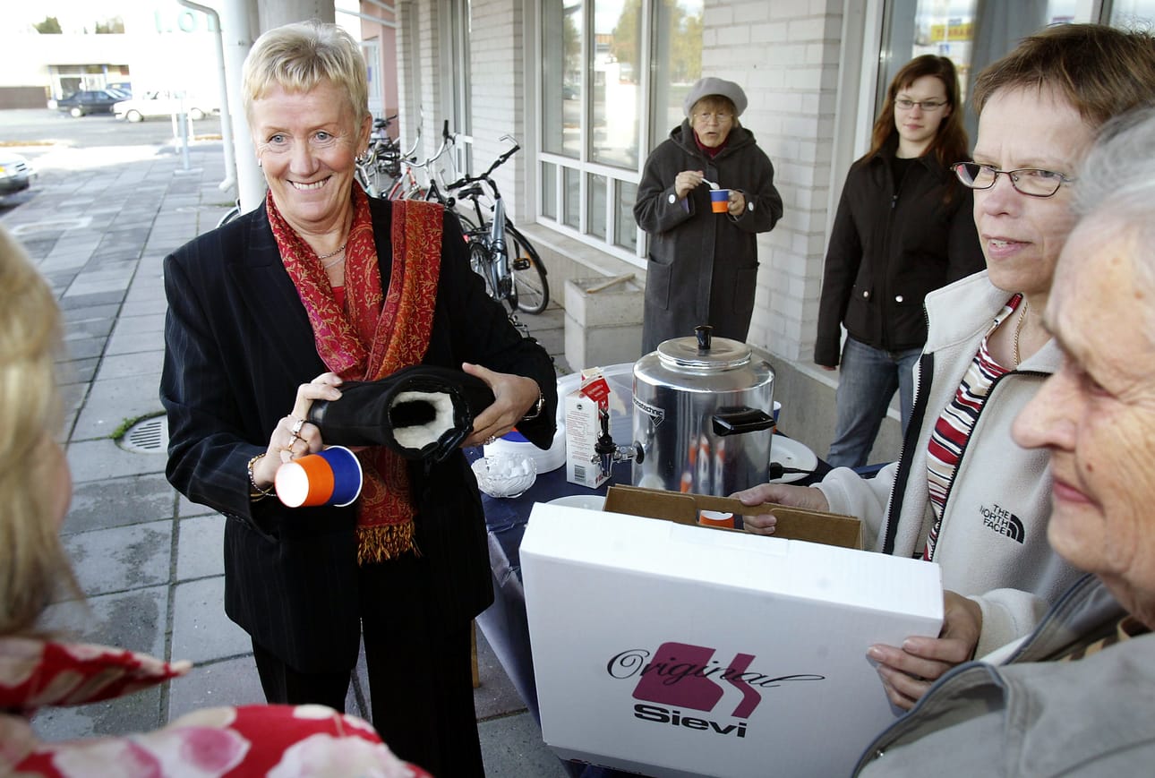 Limingan kunnanjohtajan tehtävästä Marjatta Keisu jäi eläkkeelle vuonna 2004. Viimeisinä työpäivinään hän kahvitteli kuntalaisten kanssa. Oikealla edessä Inga Marttila, Kirsti Marttila Sari Soppela ja Hanna Kallatsa. Vasemmalla edessä selin Tuija Kinnunen.