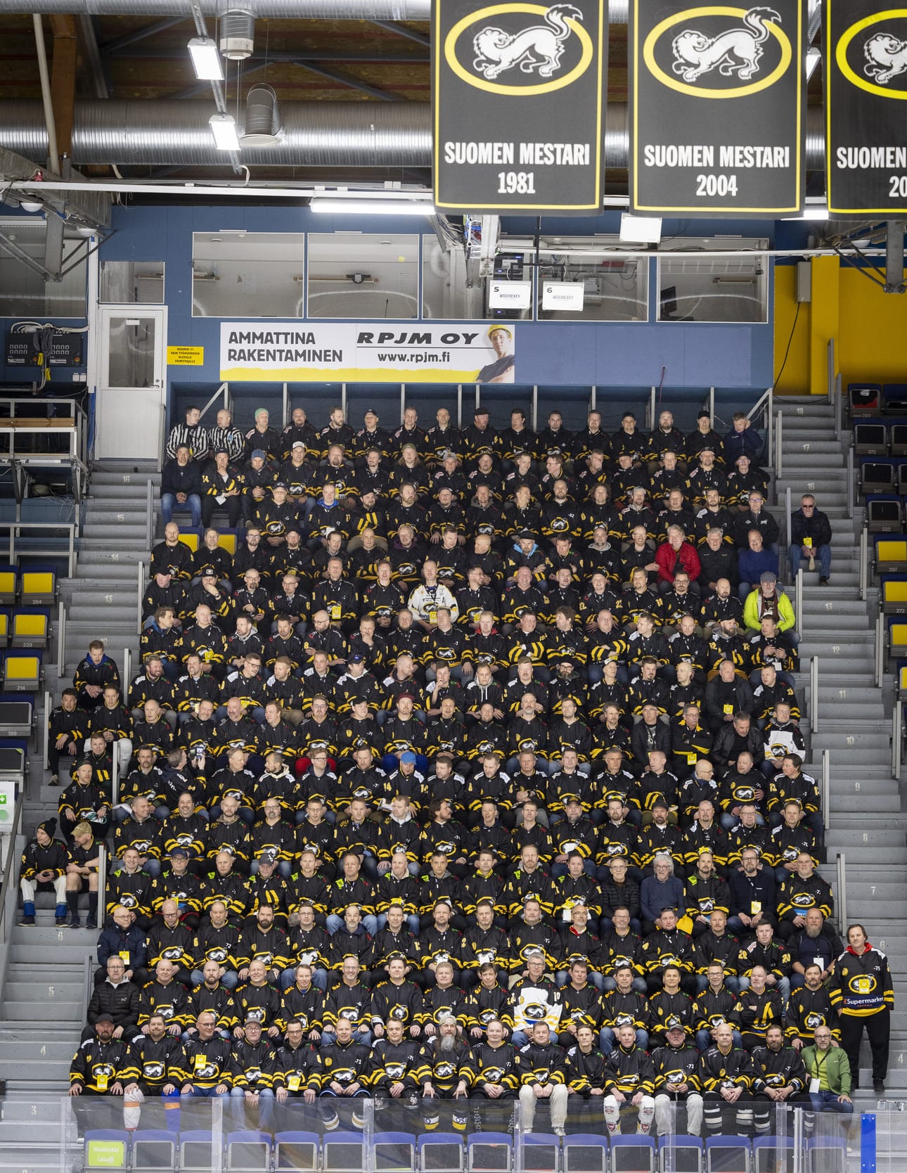 Kärpät Super Cup -tapahtumaan osallistuvat vanhat pelimiehet kokoontuivat yhteiskuvaan ennen otteluiden alkua.