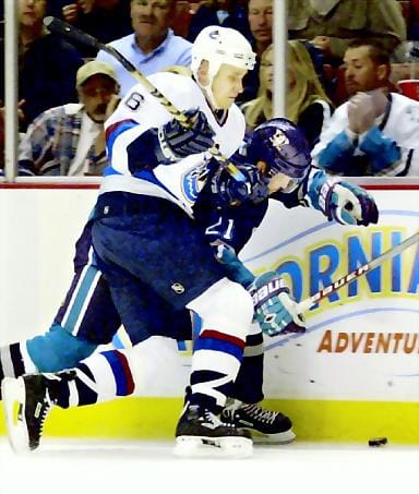 Pannukakkua. Anaheim Mighty Ducksin Dan Bylsma yrittää turhaan sinnitellä karkuun Sami Salon pihdeistä.