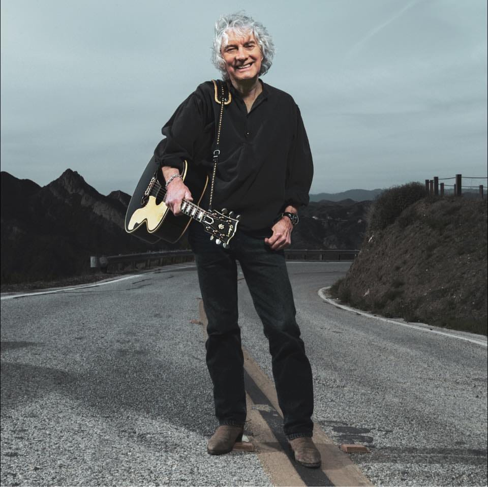 Brittiläinen Albert Lee tunnetaan poikkeuksellisesta soittotekniikastaan, salamannopeasta sormityöskentelystään sekä vaikutuksestaan muun muassa kantri- ja rock-musiikin kehitykseen.