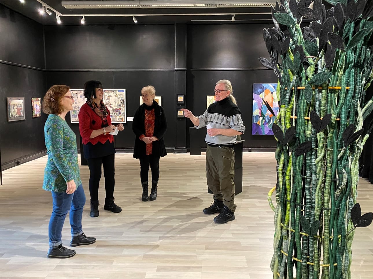 Black Wall Gallery on kerännyt kiitosta mustilla seinillään. Juhlanäyttelyssä on mukana 23 Vaasan taiteilijaseuran taiteilijaa.
