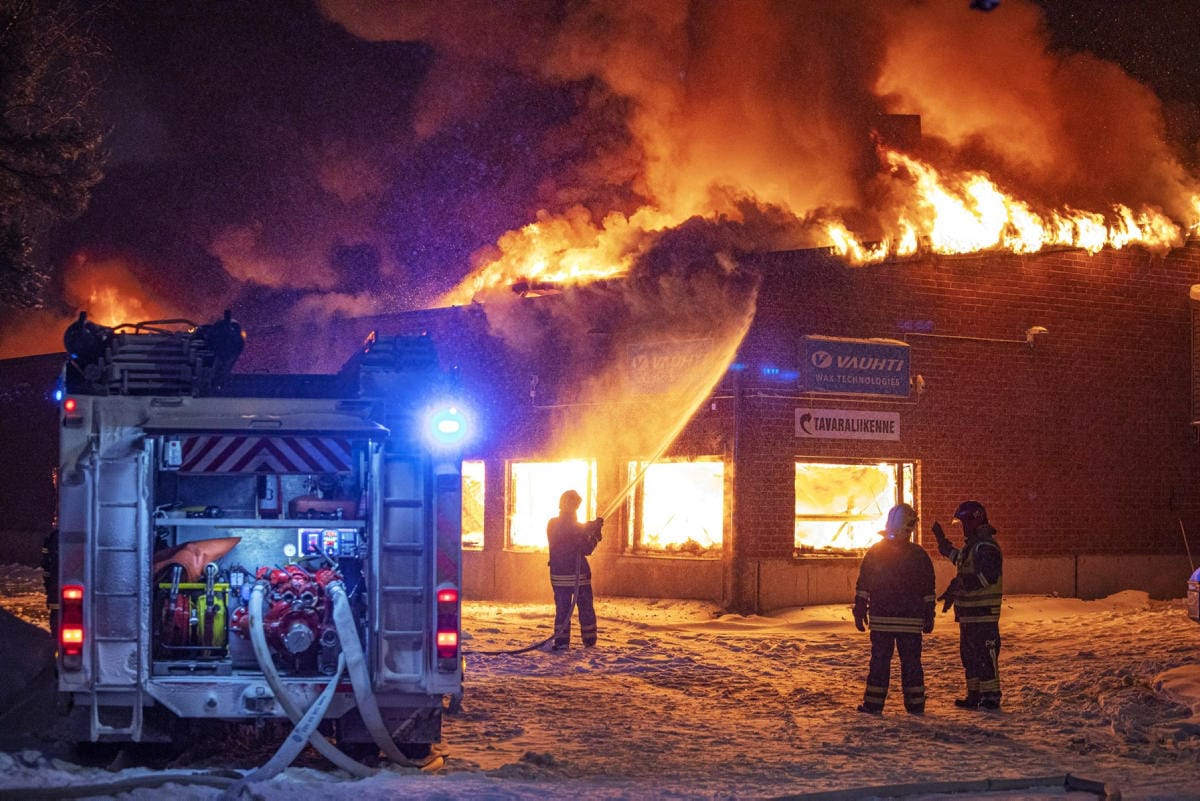 Suksivoidetehtaan tuotantotilat tuhoutuivat tulipalossa Pohjois-Karjalassa Joensuussa tiistaina. LEHTIKUVA / Lari Lievonen