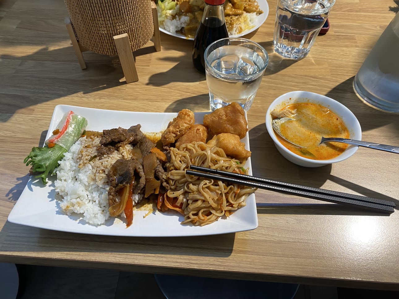 Lounaan kruunasi lempeän tulinen, hapan ja kookoksinen Tom Yam -kanakeitto.