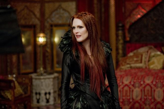Julianne Moore on noita Mother Malkinin roolissa brittiläisessä fantasiaelokuvassa Seventh Son. Ritari ja oppipoika haluavat kukistaa hänet. KUVA: TV5