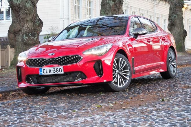 Stinger on hienosti toteutettu synteesi italialaisesta urheiluautosta ja saksalaisesta kalliin hintaluokan coupe-mallista. Voimanlähteet ovat toistaiseksi perinteisiä diesel- ja bensiinimoottoreita, mutta Kialla on valmius rakentaa myös hybridi- ja täyssähköiset EV-versiot, jos kysyntää riittää. Suomessa arvioidaan myytävän satakunta Stingeriä vuodessa. Kuvat: Kari Pitkänen