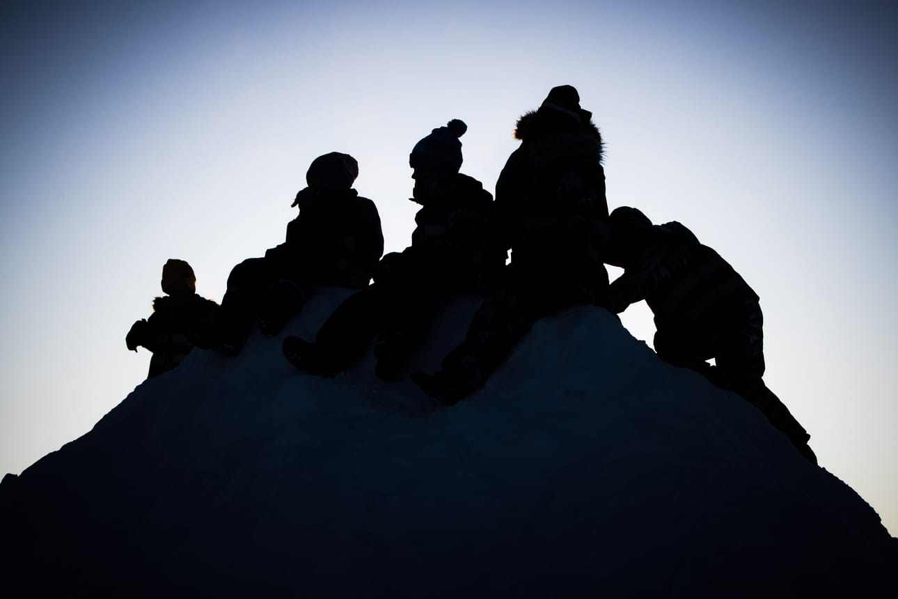 Rovaniemen englantilaisen leikkikoulun eskarit nautiskelivat lumikasaleikeistä aurinkoisena talvipäivänä tiistaina 2.2.