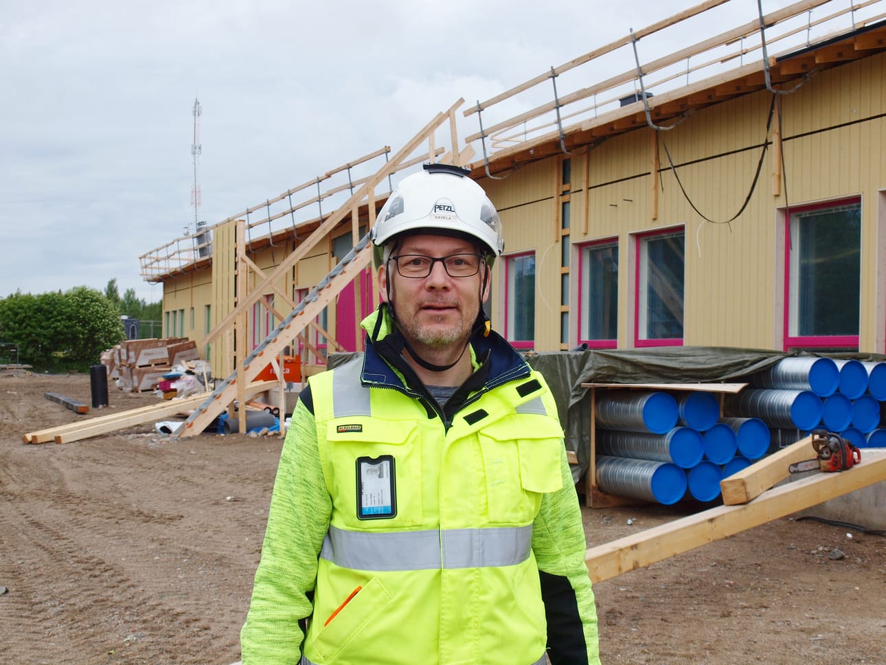 Pelkosenniemen päiväkoti-koulun pääurakoitsija Hovako Oy:n vastaava mestari Riku Savelan mukaan rakennustyöt etenevät sovitussa aikataulussa.