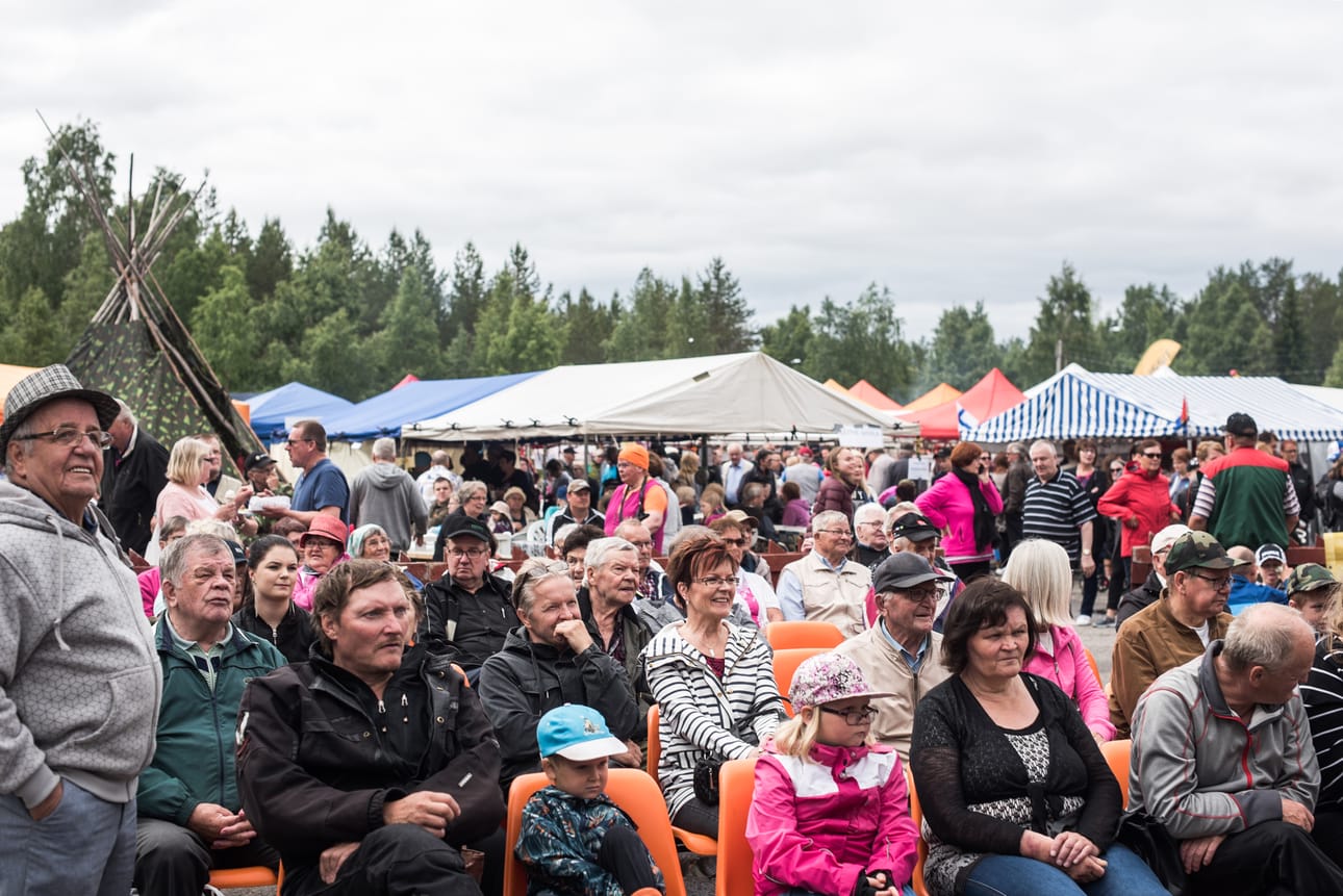 Esiintyjät saivat markkinayleisön nauramaan.