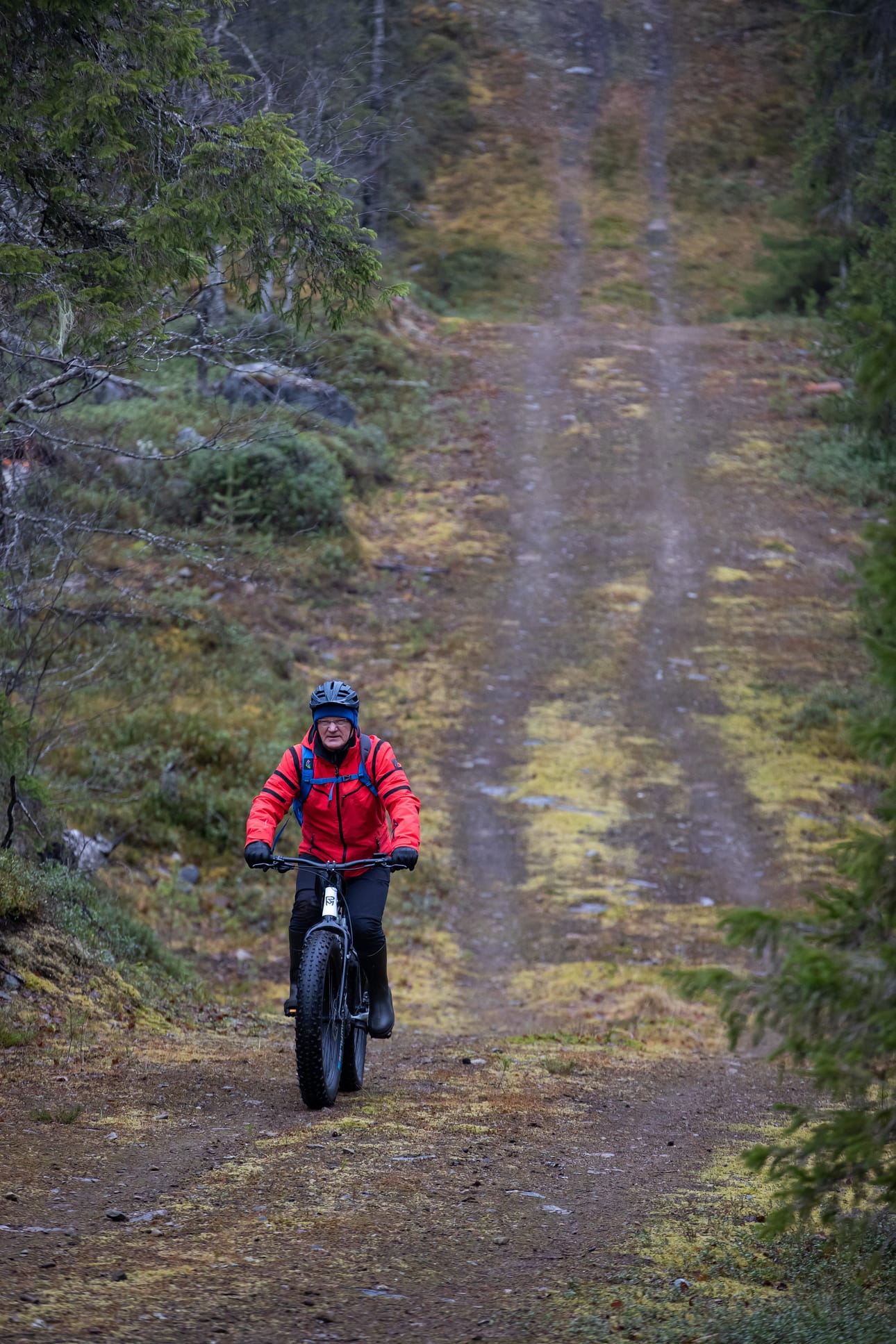 Kirintövaaran kiertävälllä reitillä ei ole kestävointiä. Matkan varrelle osuu vastapäivään kiertäessä yksi isompi nousu, joka on helppo selättää sähköavusteisella maastopyörällä.