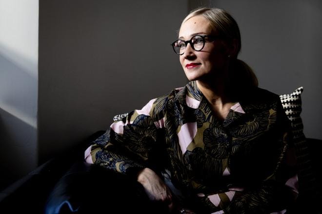 Kirjailija Anna-Maria EilittÃ¤ kotonaan HelsingissÃ¤.