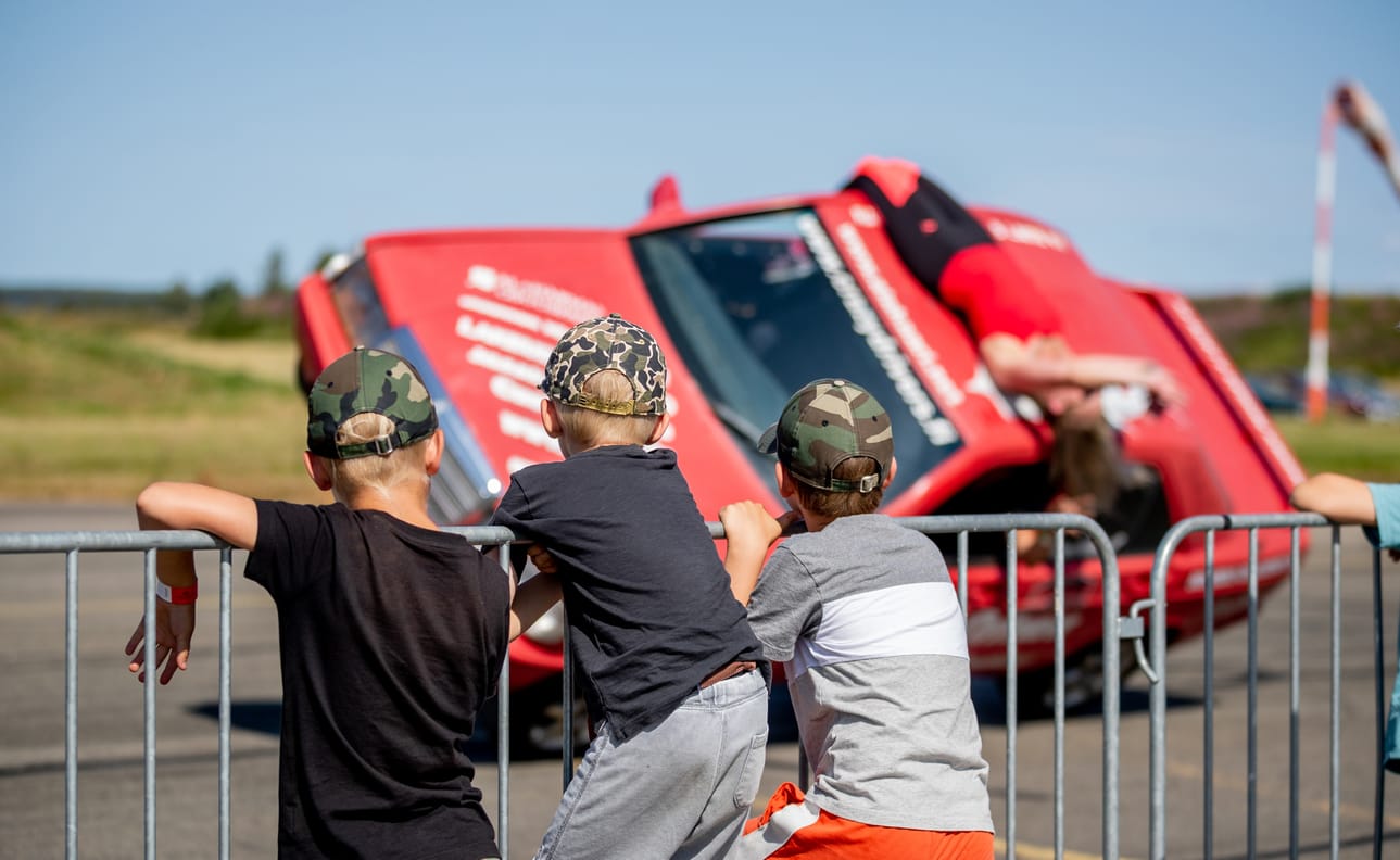 Yleisö seurasi Crazy Drivers Stunt Show'n temppuja viimevuotisessa tapahtumassa, ja niitä on luvassa myös ensi viikonloppuna.