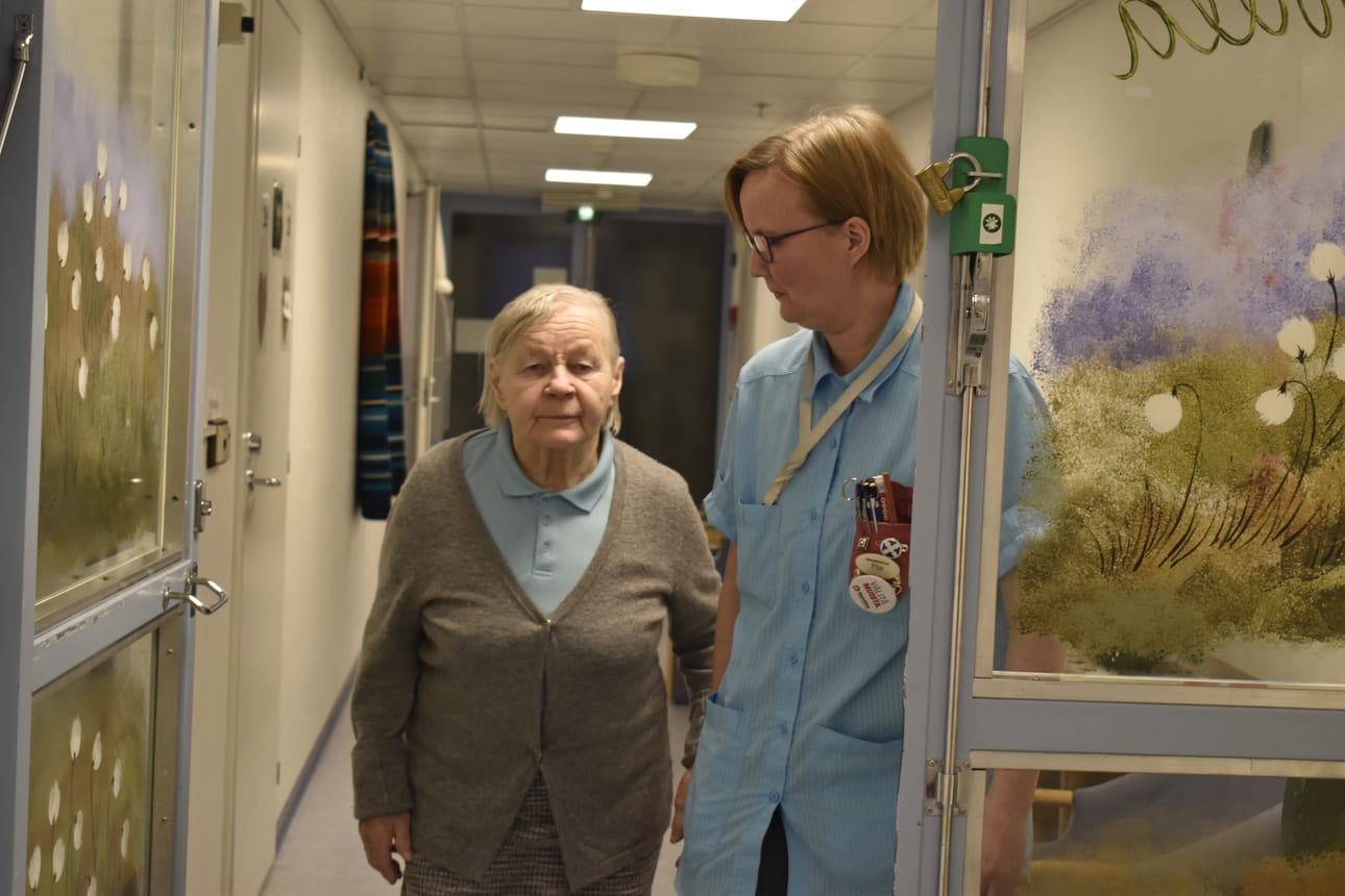 Suoma Aittakumpu on tyytyväinen oloonsa Niittyvillassa. Sairaanhoitaja Piia Kurtti kertoo, että joulun aikana Katrinkodin ja Niittyvillan toiminnot yhdistettiin sijaispulan vuoksi. Etenkin terveysalan työntekijöistä on Koillismaallakin pulaa.