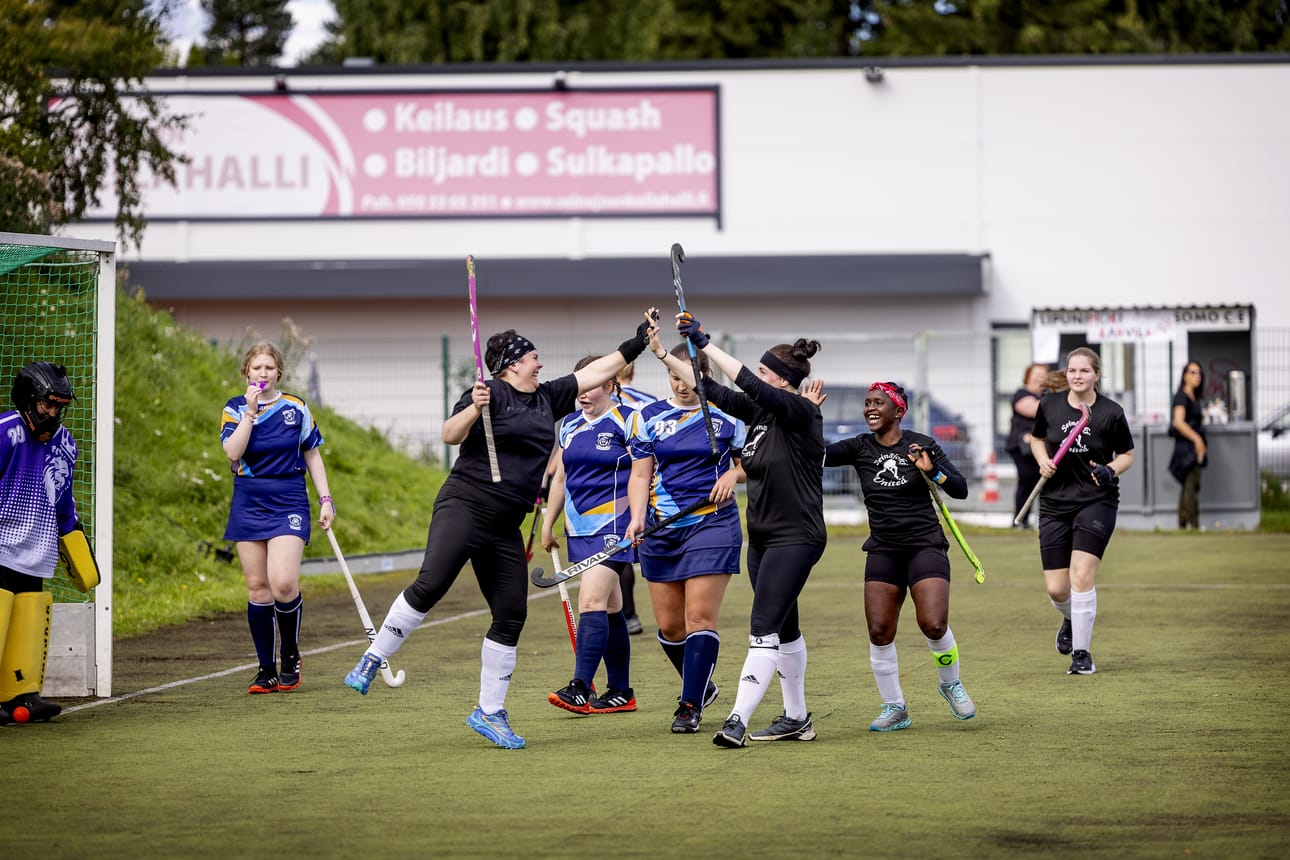 Pallo on taas helsinkiläisen WHC Thunderin maalissa. Seinäjoki Unitedin pelaajat riemuitsevat.