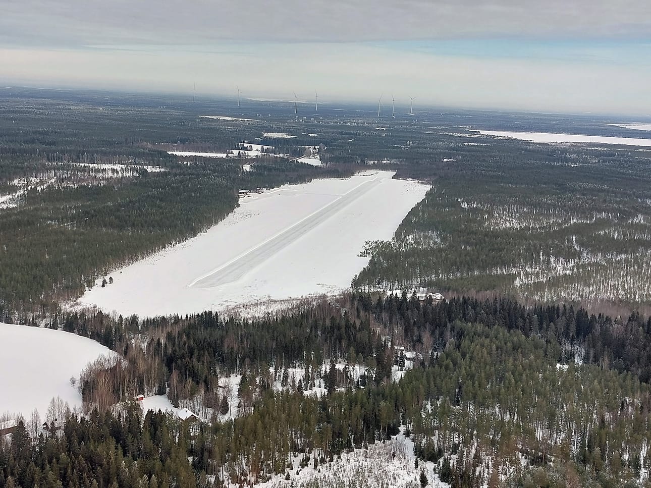 Lamminmaan lentokenttä Kauhajoella on tämänkertaisen lentotapahtuman pääpaikka Nummijärven sijasta.