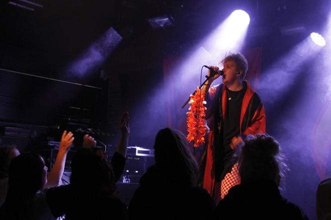 Laulaja-lauluntekijä Aleksanteri Hakaniemellä on kihara hiuspehko, joka eturivin tyttöjen mielestä on ihana, artistiin tyyliin oleellisesti kuuluva juttu. KUVAT: ANNE LAURILA