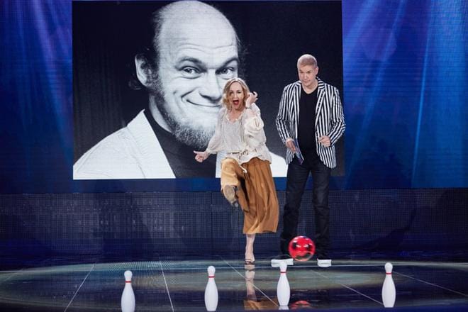Sanna Stellan visailee ja Marco Bjurström juontaa uudessa Hyvät katsojat -ohjelmassa. Mutta miten Spede liittyy tähän tehtävään? KUVA: Numi Nummelin