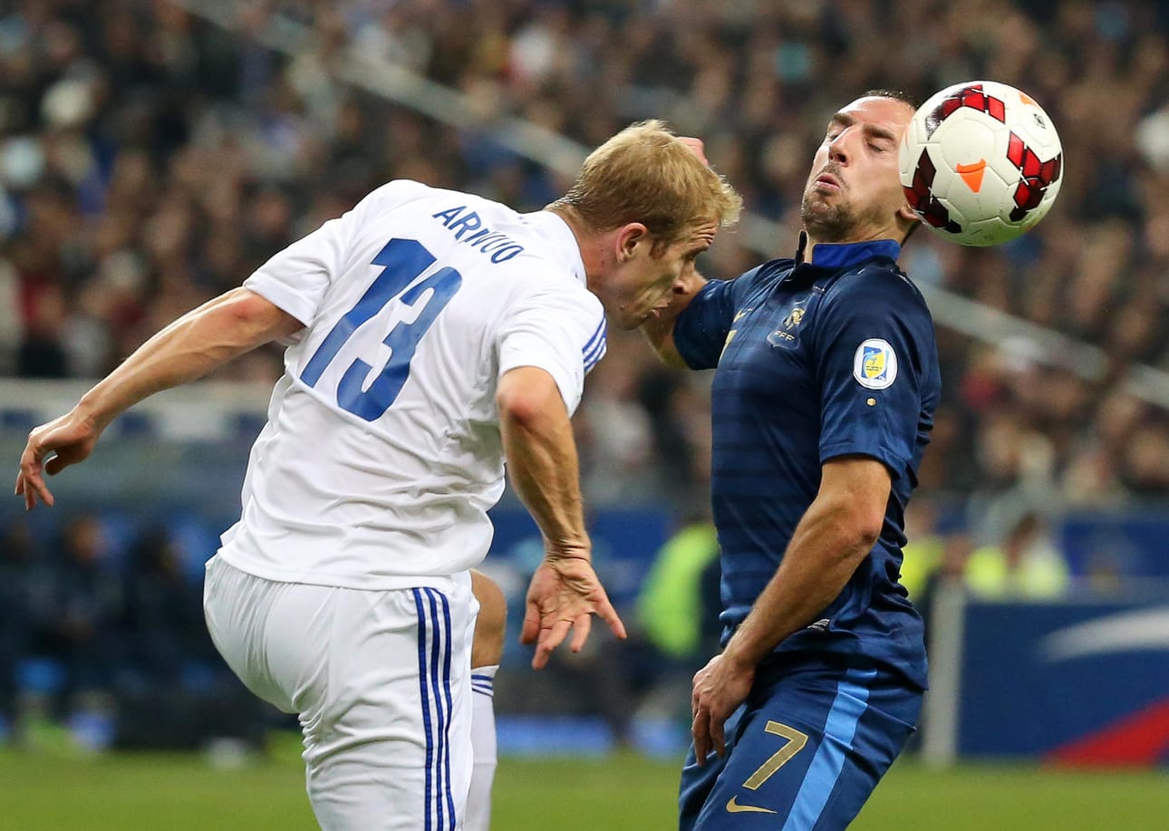 Ranskan Franck Ribery ja Suomen Kari Arkivuo taistelivat pallosta ensimmäisellä puoliajalla.