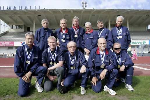 Juhlahetki. Parin viikon takaisten voitokkaiden SM-viestien jälkeen harjoittelu maittaa edelleen. Maanantaina Raatissa harjoittelivat Veijo Leiviskä (etur. vas), Jouko Hassi, Hannu Timonen-Nissi, Matti Puukka, Partala Veli, Seppo Tervola (takarivissä vas.), Pekka Vähäsarja, Sakari Hallia, Jarmo Peltokangas, Eero Mikkonen ja Timo Similä. Kultamitalisteista Juhani Lumpus, Timo Virtanen ja Jaakko Lastumäki eivät olleet paikalla.