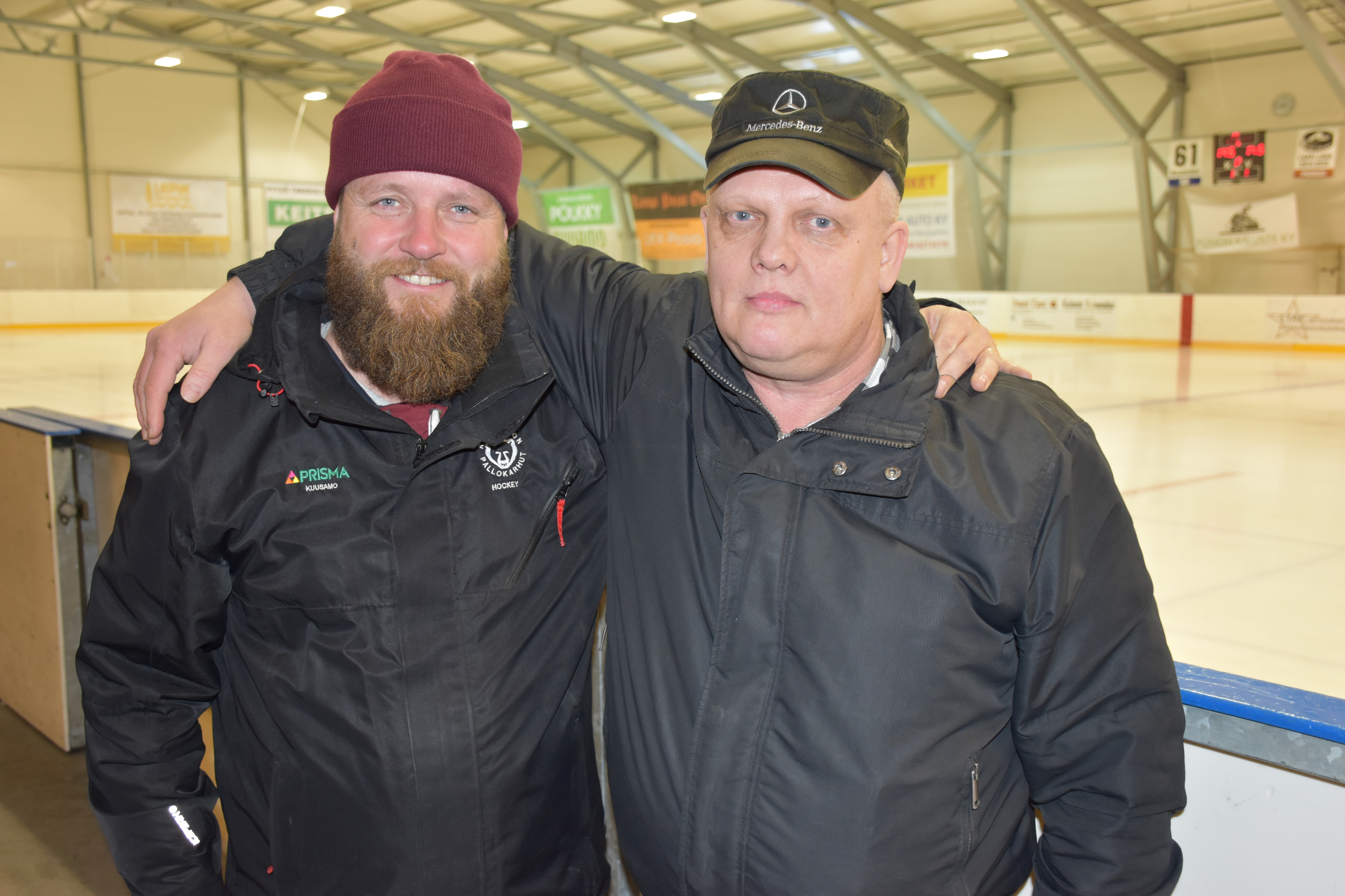 <p>Posion kiekkopäivässä mukana ollut  Ari Räisänen (oik.) on ideoinut Thunder Hockey -harjoituspelit. Vierellä PaKa 07-joukkueen huoltaja Mika Mursu.</p>