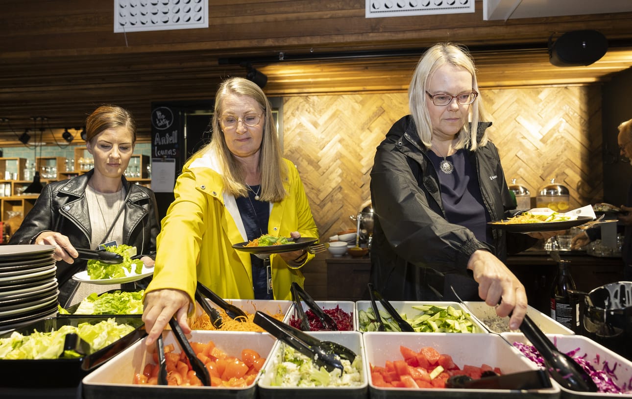 Oulun keskustassa työskentelevät Susanna Kekko (vas.), Riitta Rajanen ja Anu Turunen syövät arkipäivisin lounaansa lounasravintoloissa.