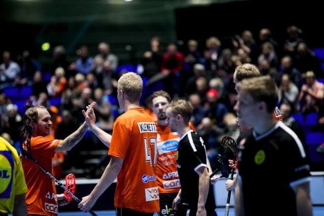 SB Vaasan Tero Saaristo ja Kaius Klemetti juhlivat joukkueensa toista maalia sunnuntain divariottelussa. KUVA: JAAKKO ELENIUS